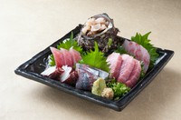 当店の絶対的一番人気にして看板メニュー　ご挨拶代わりにまずは食べて欲しい　お刺身盛合せ二人前