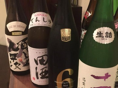 日本酒の種類は尋常ではないです 地酒はもちろん入手困難な銘柄まで常時40種以上ご用意しております