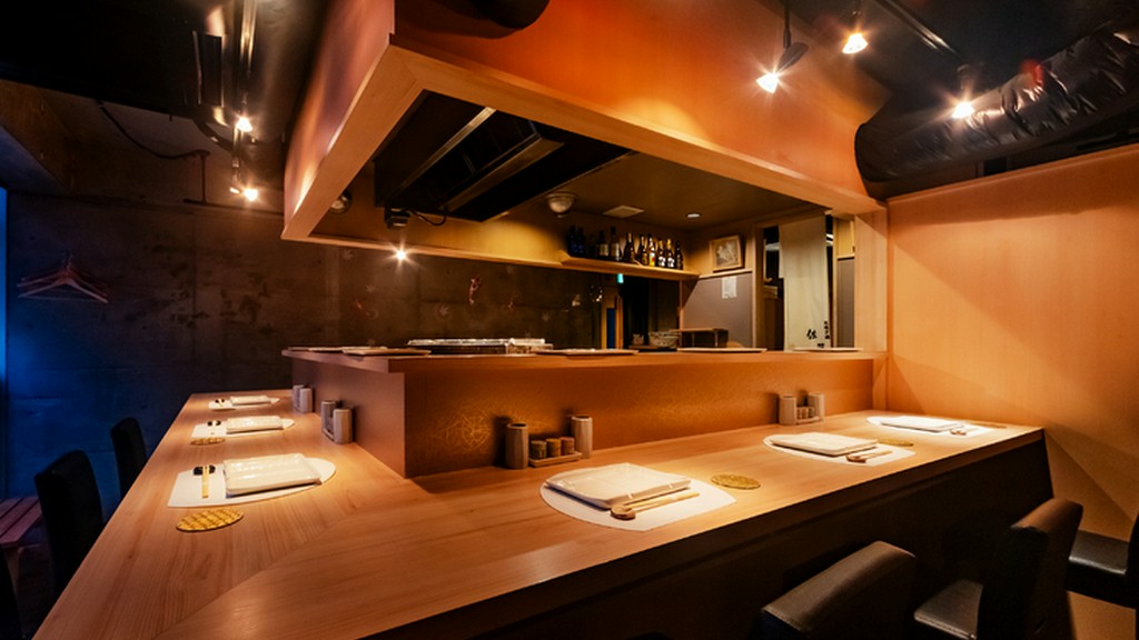 香りと音を感じ、焼きを臨む。焼き台を囲むコの字カウンター