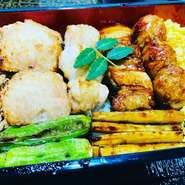 銘柄鶏の手羽中、モモ、ハーブ豚、つくねの4種類の串をそぼろご飯の上に乗せた炭焼き鶏重。ランチタイムで佐藤の焼き鶏を存分に楽しめる一品です。
