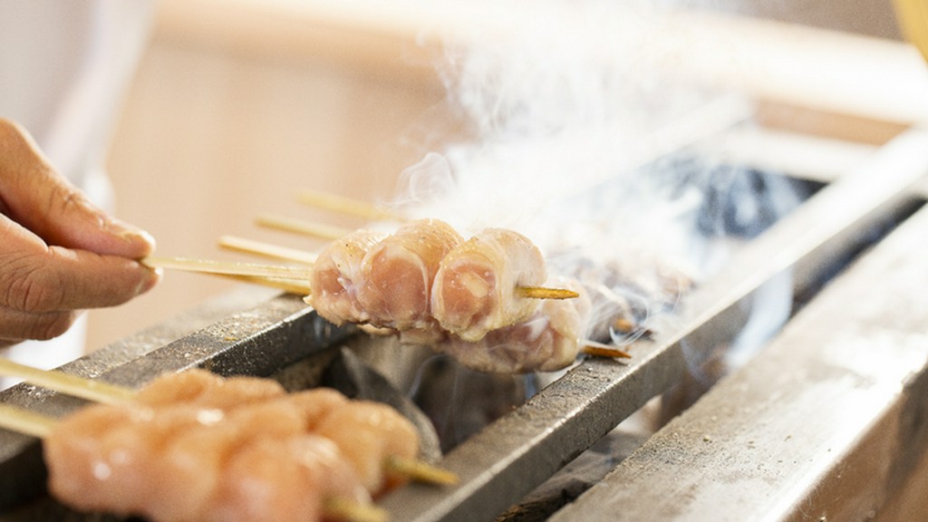 旨みを逃さないよう、炭火でじっくり焼き上げる『小樽地鶏』