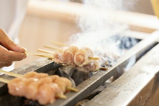 小樽地鶏。旨味を逃さないよう炭火でじっくり焼き上げます