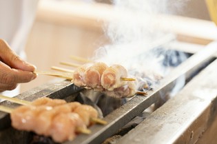 旨みを逃さないよう、炭火でじっくり焼き上げる『小樽地鶏』