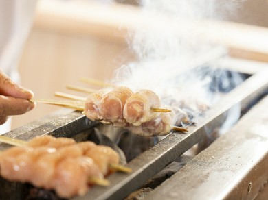 旨みを逃さないよう、炭火でじっくり焼き上げる『小樽地鶏』