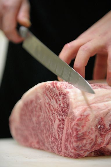 豊かな水と緑の中で育った自慢の「鳳来牛」が美味