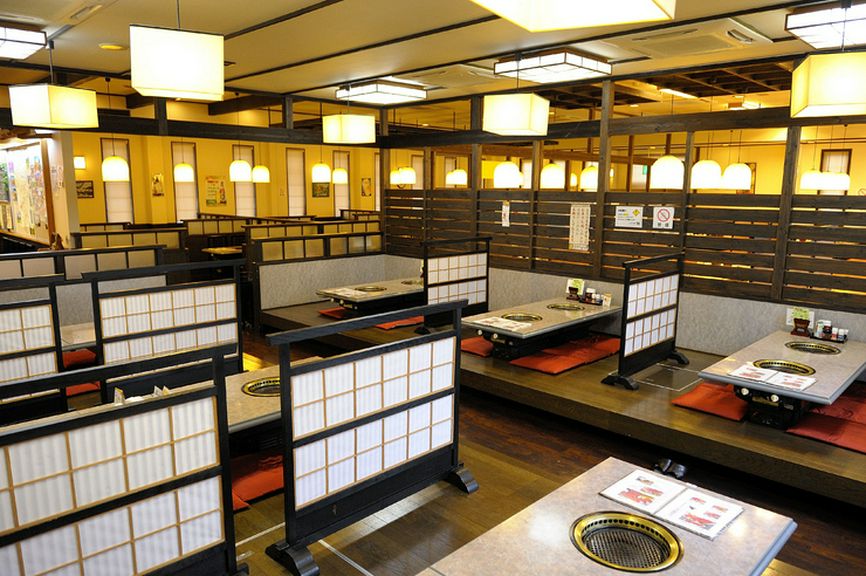 ゆったり広々、落ち着いた雰囲気の空間