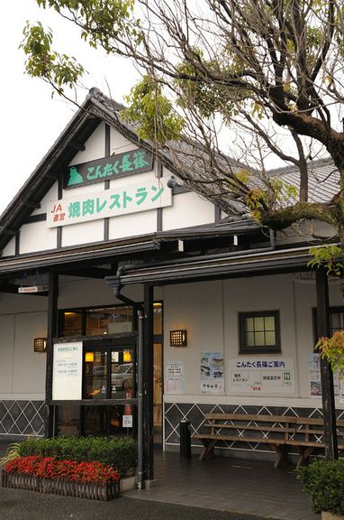 駐車場完備。100名収容可能な大型店【こんたく長篠】