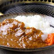 ランチにおすすめ！　鳳来牛の旨味をカレーに凝縮。一度食べたらやみつきに…このクセになる味わいをぜひ。