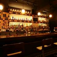 赤羽で１番カクテルが作られるカウンター
クラシックなカクテルから世界のトレンドカクテルまで見ているだけで楽しめるカウンターです。