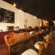 やわらかな色の照明が照らし出す、あたたかみのある落ち着いた雰囲気の店内。ゆっくりくつろぎながら料理やお酒を堪能できます。朝4時まで営業しているので、時間を気にせず語り合いたい時にもおすすめ。