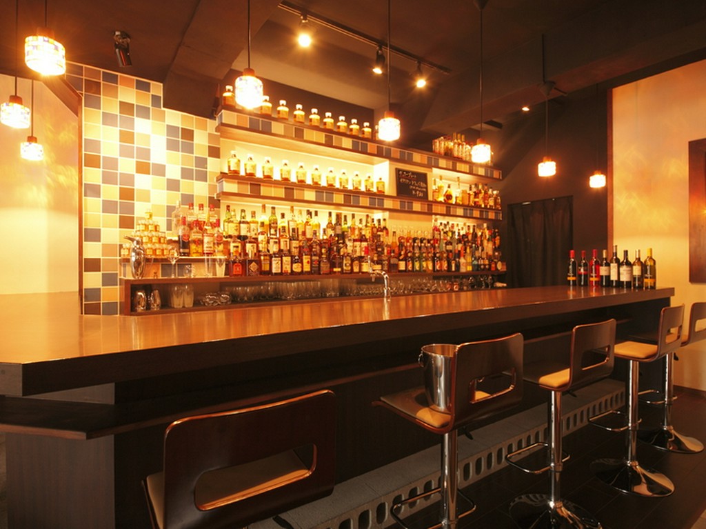 一人でも気軽に楽しめるカウンター席