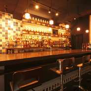 一人でふらりと訪れても気兼ねなくくつろげるカウンター席。仕事帰りにちょっと立ち寄って、リフレッシュして帰る方も多いとか。美しく並んだお酒の瓶を眺めながら、気さくなスタッフとの会話を楽しむことも。