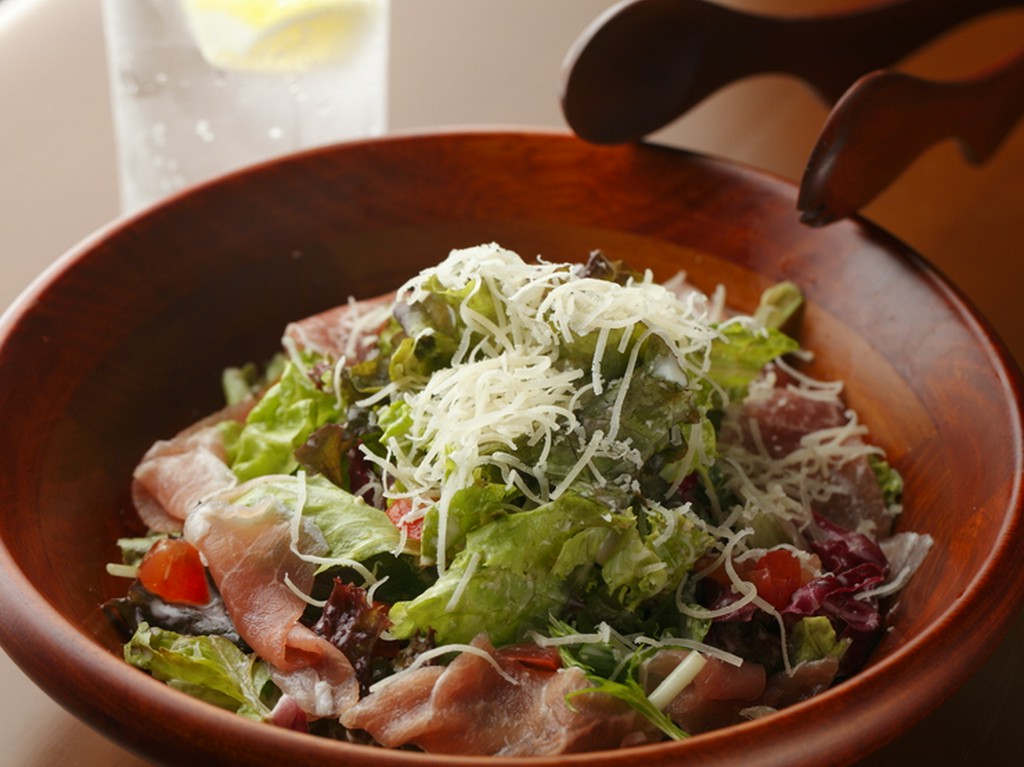 サクサクとした食感も楽しい『生ハムのシーザーサラダ』
