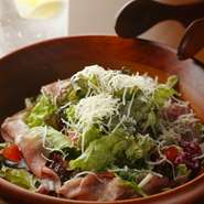 香ばしく焼いた自家製パンツァレラの入ったシーザーサラダ。たっぷりのチーズと絡めてどうぞ。