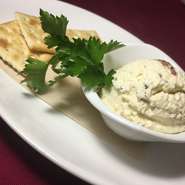 BARだからできるこだわりのラムレーズンをクリームチーズに練りこみました