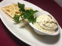 BARだからできるこだわりのラムレーズンをクリームチーズに練りこみました