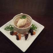 暖かいスイートポテトと冷たいバニラアイスのコラボ。優しい甘さが癖になります。