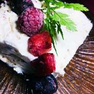 フワフワのメレンゲとホイップクリームをミックスし、
クラッシュしたナッツを混ぜ込みました。