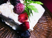 フワフワのメレンゲとホイップクリームをミックスし、
クラッシュしたナッツを混ぜ込みました。