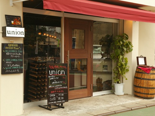店内が見渡せる大きなガラスの、立ち寄りやすいエントランス。