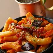 太めの筒状パスタ・リガトーニに自家製のトマトソースを合わせた一品。リガトーニの溝にトマトソースが絡み濃厚な味わいに。ピリ辛のソースが食欲をそそります。