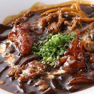 約30種類ほどの「創作うどん」で食材の使い回しはナシ。それぞれに合う食材を、全国各地から仕入れています。一品料理にも『世界を取った男のビーフジャーキー』など、酒飲み垂涎の厳選メニューをそろえています。