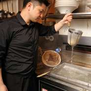 タブーなし、新たな発見ありの【あんぷく】の創作メニュー。安江店長がこれまで培ってきた和の伝統を踏襲しつつ、自由な発想から生まれる「創作うどん」、「一品料理」が幅広い年齢層の方から好評を得ています。