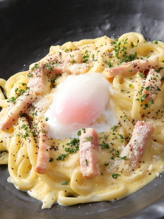 「和」と「伊」のコラボレート『名物カルボナーラうどん』