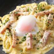 ベーコンの塩気とバターの風味が食欲を誘い、パセリとブラックペッパーが味のアクセントとなる『名物カルボナーラうどん』は、注文率が約4割の人気メニュー。和風のダシが効いたソースが日本人の心を揺さぶります。