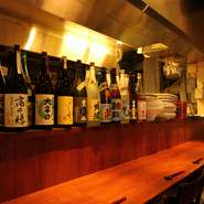 【あんぷく】のメインは「うどん」ですが、メニューには、左党好みの気の利いた一品料理も並んでいます。カウンター席に座り、目の前に並ぶ希少な地酒を片手に、肴をちびちびとつまむビジネスパーソンも多いです。