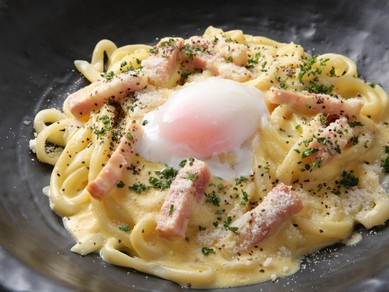 【あんぷく】の看板メニュー『名物カルボナーラうどん』
