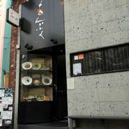 JR線「池袋駅」から徒歩5分。スタイリッシュな外観の前には、18時にもなると女性を中心に行列ができます。