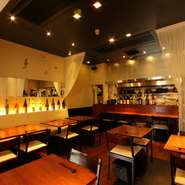 30人まで収容可能。大半を女性客占めるという店内には、仕事帰りの晩酌を楽しむ左党の姿もみられます。