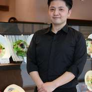 和の名店で腕を磨いてきた安江勇治店長。【あんぷく】では、師同様に既成概念を破る創作料理が楽しめます。