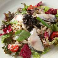 定番メニューのほか「和・洋・中」のジャンルに捉われない、独創的なうどんを約30種ほど用意しています。