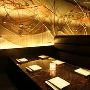 上品さを残しつつ、どこか妖艶さを感じる和の設えは、合コンやデートに最適。ここに、絶品の『蒸し鍋』と、豊富な種類をそろえるアルコール類があれば、気になる異性との距離が縮まること、間違いなしです。