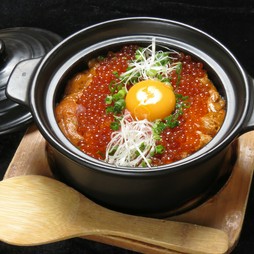 「厳選素材ノ土鍋飯」トリュフや新鮮な雲丹いくらをふんだんに使った土鍋ごはんをご用意しています