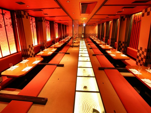 少人数から大型の宴会まで対応できる店内