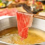 厳選した食材を多数使用。新潟県産豊浦牛やスペイン産栗豚、三崎港直送の旬鮮魚が自慢