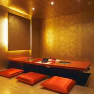 金色の壁に囲まれた個室は、人気の席。豪華な雰囲気の素敵な空間でゆっくりとお食事を楽しめます。