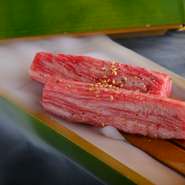 北海道根室産の「赤上ウニ」を、厳選したモモ肉で巻いた一品。赤上ウニの甘みとモモ肉との相性は抜群です。当店一番人気の商品です。