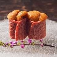 北海道根室産の「赤上ウニ」を、厳選したモモ肉で巻いた一品。赤上ウニの甘みとモモ肉との相性は抜群です。当店一番人気の商品です。