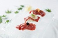 肉寿司の変わり種をお楽しみください