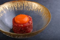 自家製のユッケを様々な味でお楽しみください