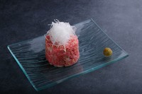 燻製塩で仕立てたユッケ。食感のアクセントにザーサイの浅漬けを使用しております。