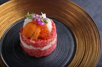 牛牛自慢の生肉と厳選した魚介のマリアージュ