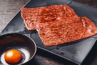 スライスした大モモを特製ダレにくぐらせ、さっと炙りこだわり卵の卵黄と共に