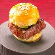 カイノミを使用したミニハンバーガー
サルサソース、アボカド、オニオンマヨネーズをしようしております。
