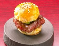 カイノミを使用したミニハンバーガー
サルサソース、アボカド、オニオンマヨネーズをしようしております。