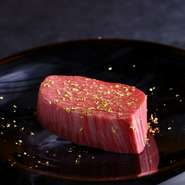 A5ランクの松阪牛のシャトーブリアンです。まさに最高級のステーキです。
50g、100g、150gからお選び頂けます。